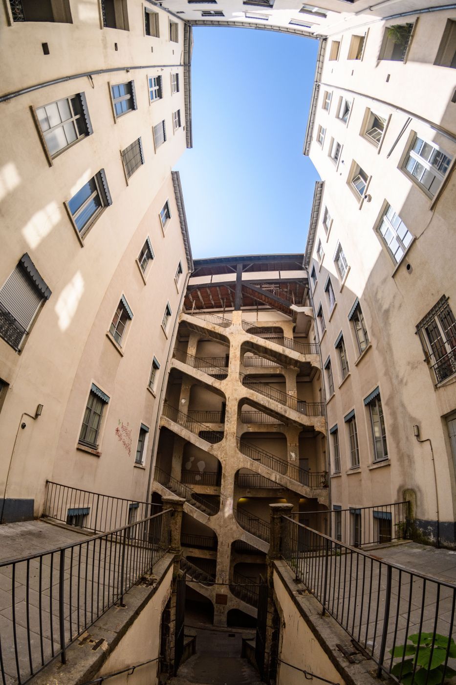 La cour des voraces, Lyon, France
