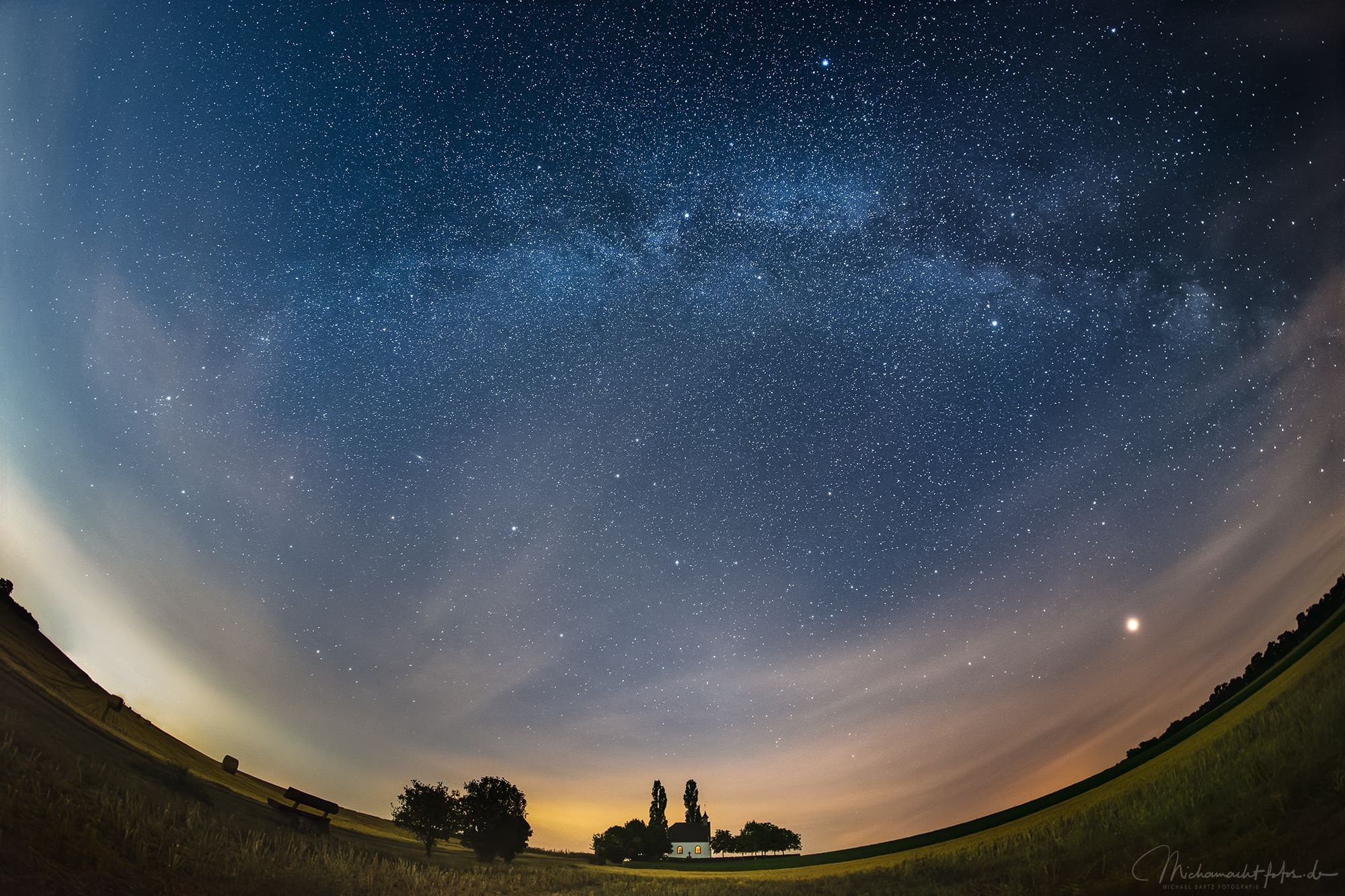 Milchstraße über der Heiligkreuz Kapelle bei Mertloch, Germany
