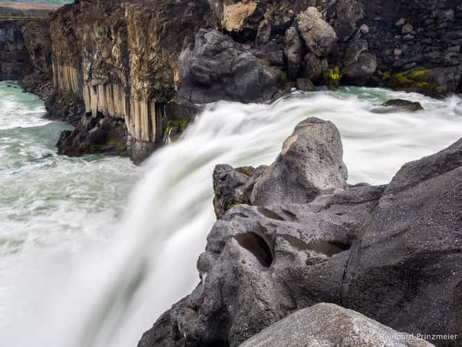 Aldeyjarfoss from the side