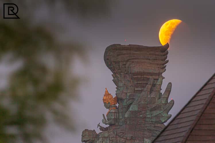 Moon Ecplise Garuda Wisnu Kencana statue