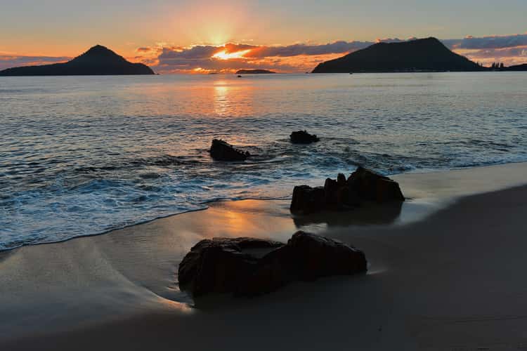 Shoal beach, tea gardens river, Nelson bay,
