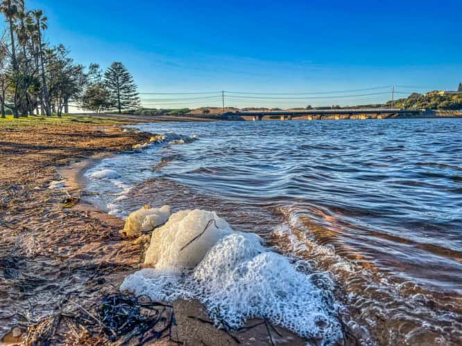Foreshore Narrabeen Lagoon Bridge, Narrabeen, Sydney, NSW