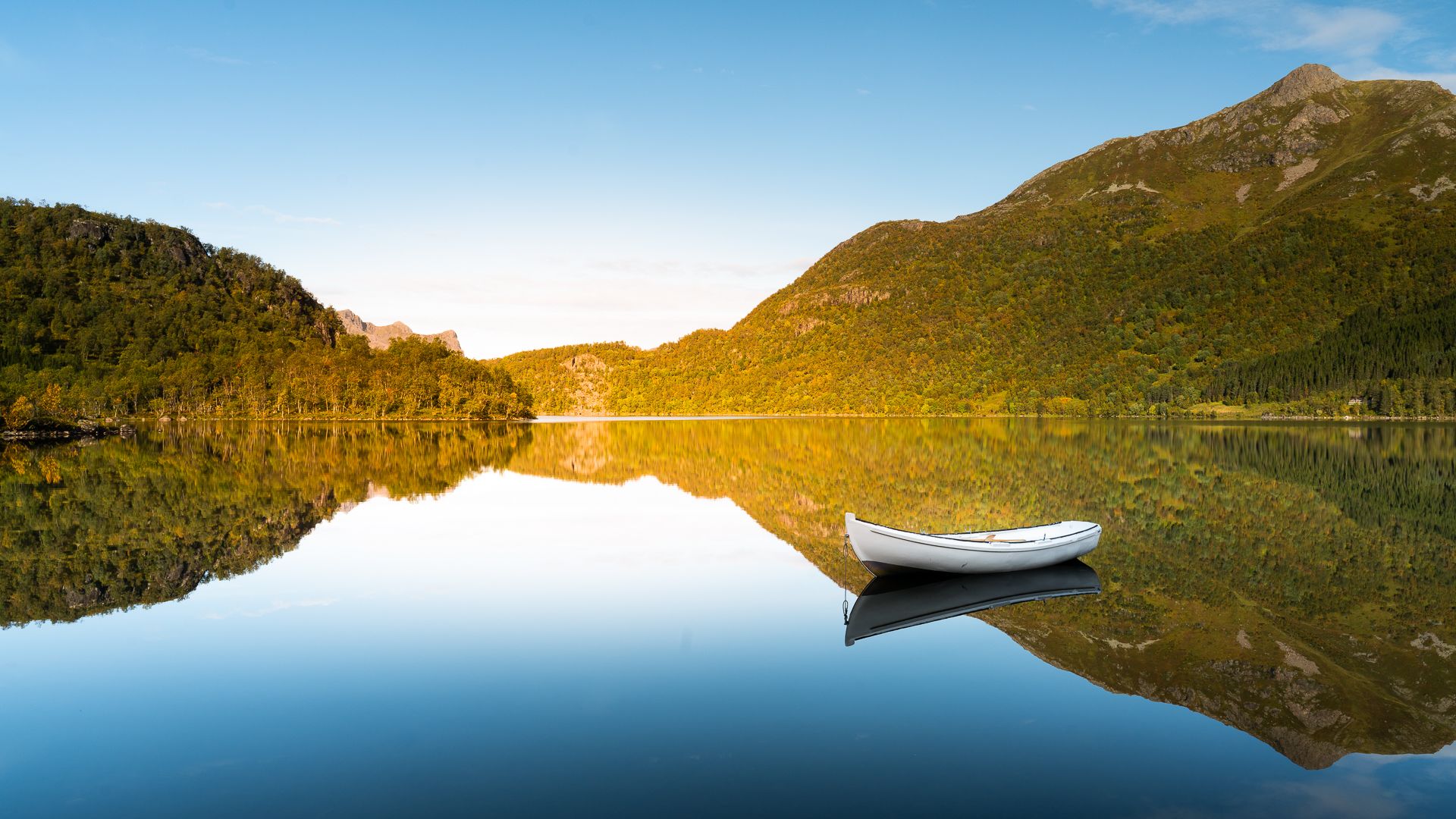 Layby on Route 820 Ryggedalsvatnet Lake, Norway