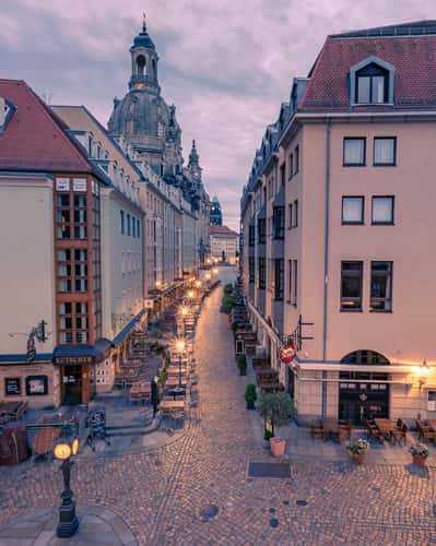 View into Münzgasse, Frauenkirche at day and night