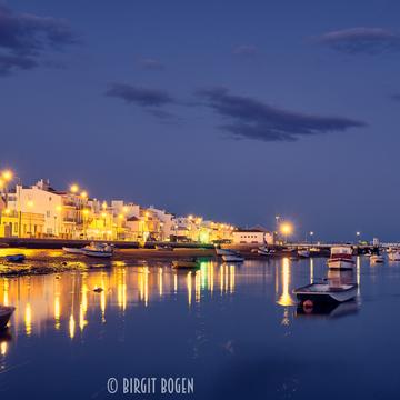 blaue Stunde am Hafen von Santa Luzia, Portugal