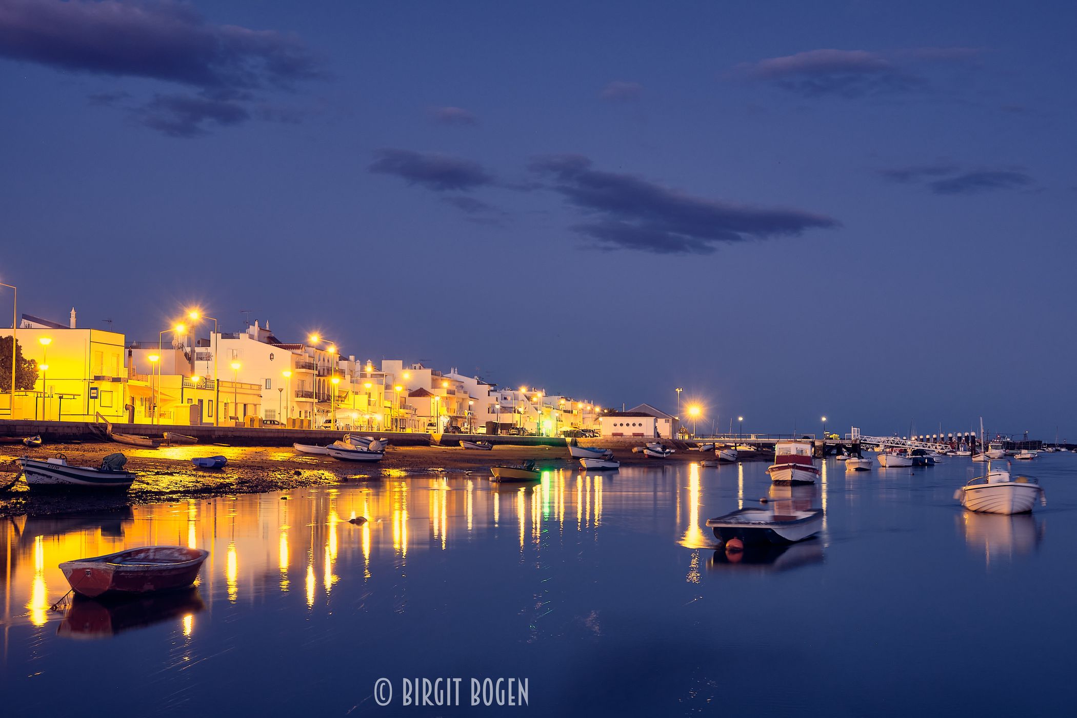 blaue Stunde am Hafen von Santa Luzia, Portugal