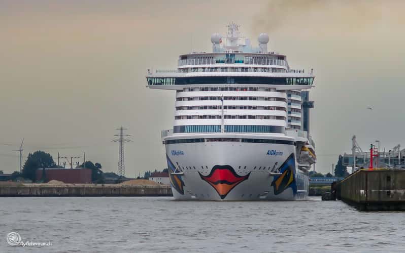 Cap San Diego, waterline view