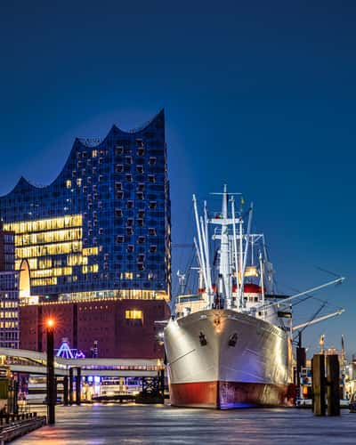 Landungsbrücken und Elbphilharmonie, Hamburg