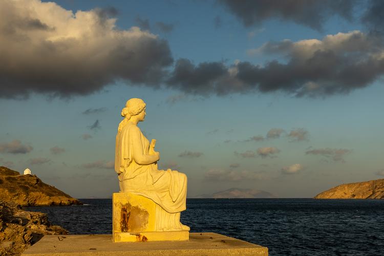 Statue am Meer in Katápola auf Amorgos