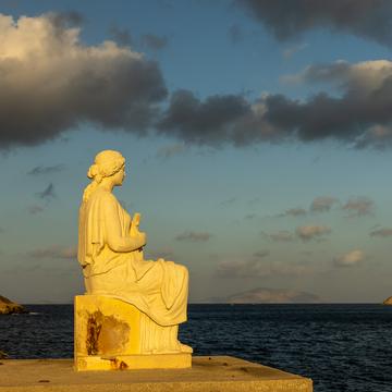 Statue am Meer in Katápola auf Amorgos, Greece