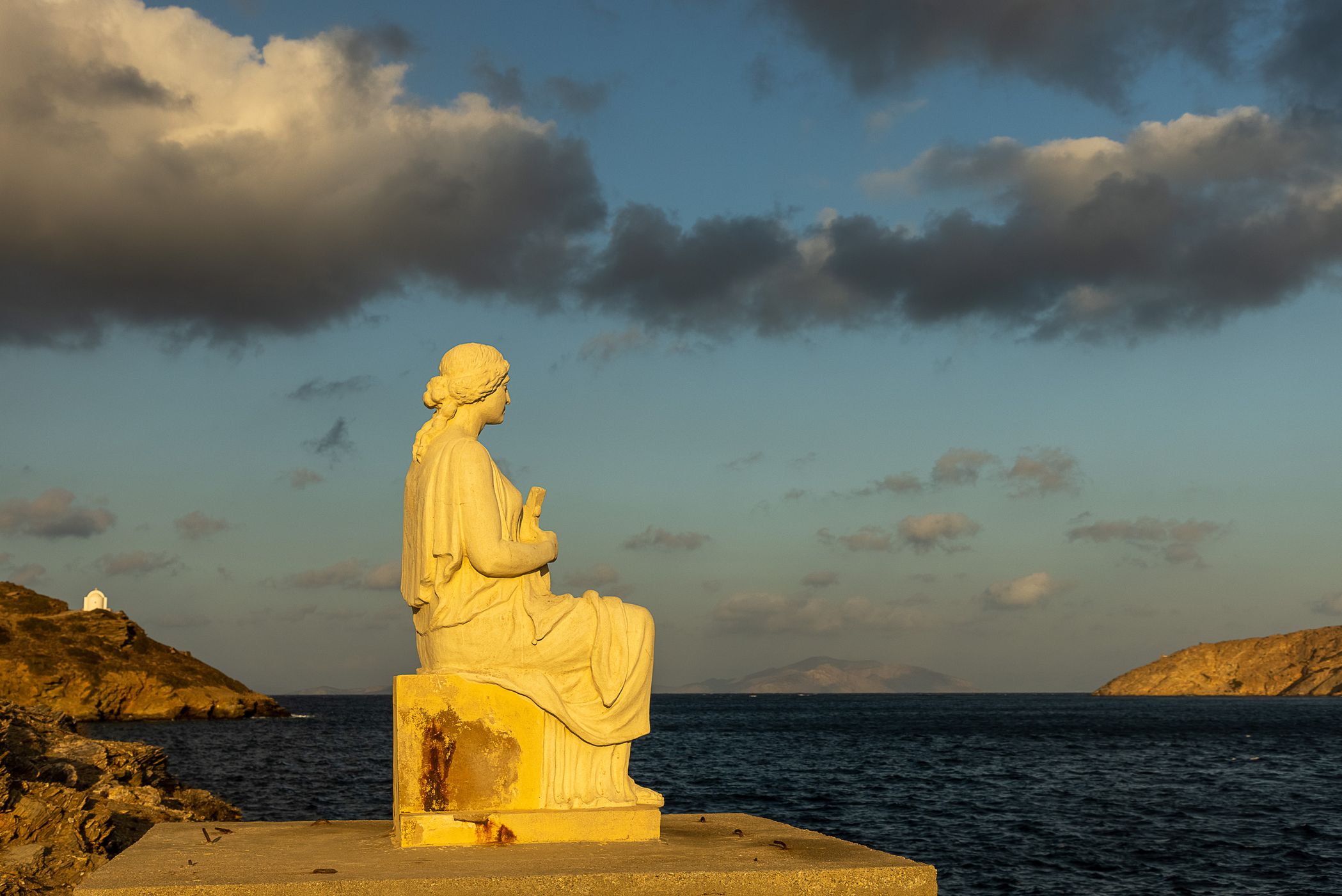 Statue am Meer in Katápola auf Amorgos, Greece