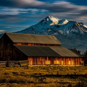 Mt Shasta & The Barn, USA
