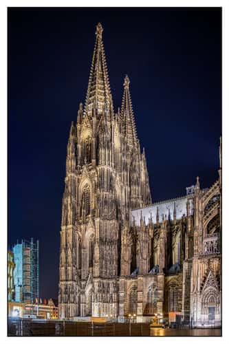 Roncalliplatz toward Cologne Cathedral