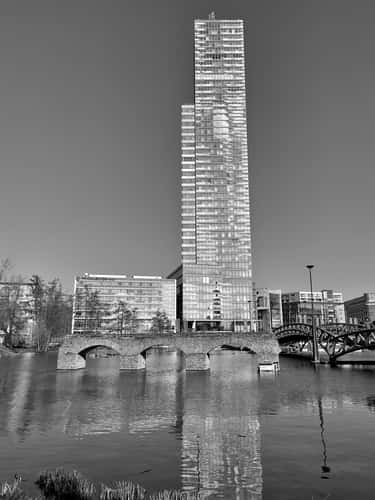 Kölnturm and lake at Mediapark