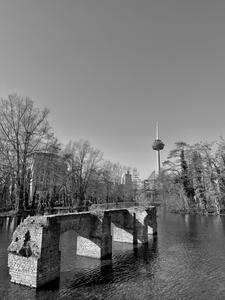 Kölnturm and lake at Mediapark