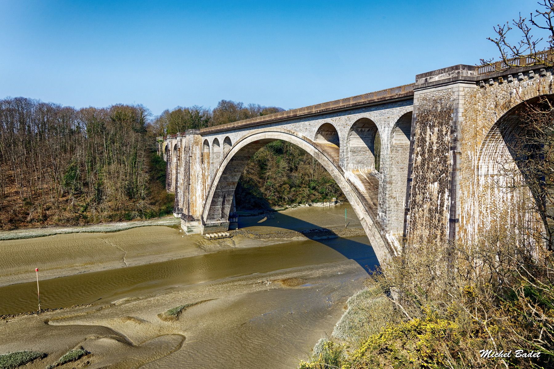 La Rance - Bridge of Lessard et Cabanes à carrelets, France