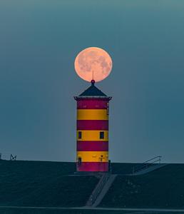 Full moon at Pilsum Lighthouse
