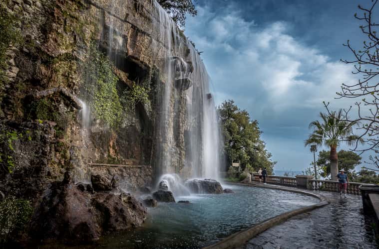 Unexpected waterfall, Parc du Chateau