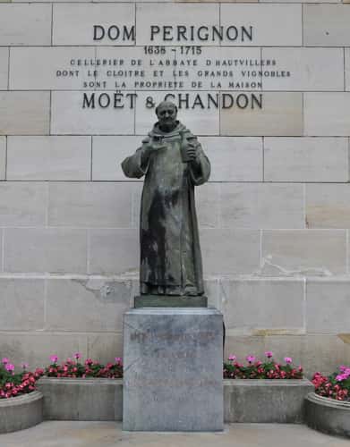 Dom Perignon Staue