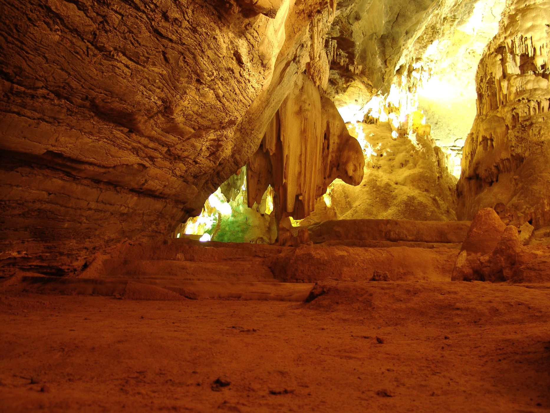 Maquiné Cave, Brazil