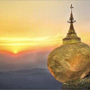 Sonnenuntergang am Goldenen Felsen, Myanmar
