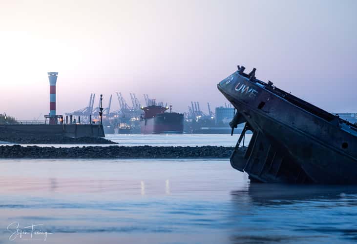 Ship wreck 'Uwe' and 'Polstjernan' at Falkensteiner Ufer