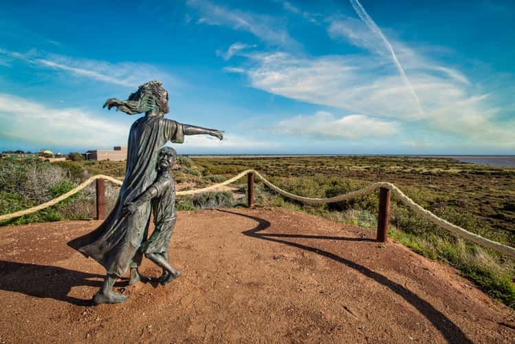 Don’t Look at the Islands statue Carnarvon, WA