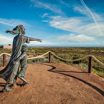 Don’t Look at the Islands statue Carnarvon, WA, Australia