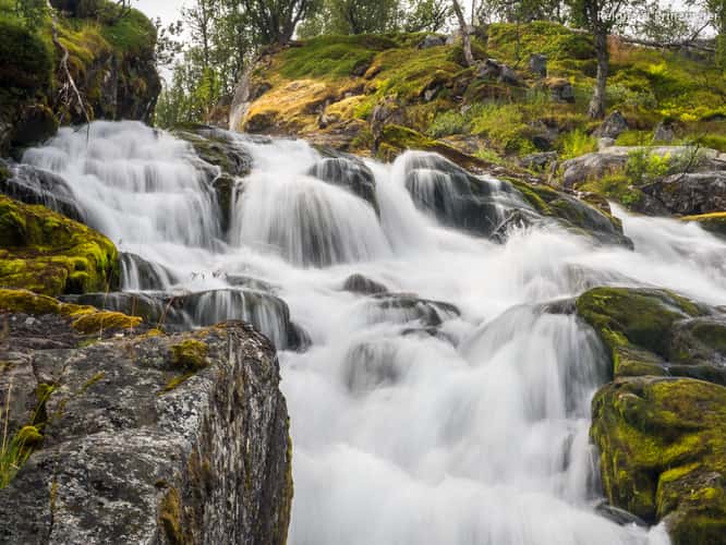 Vardahangselvi Waterfall