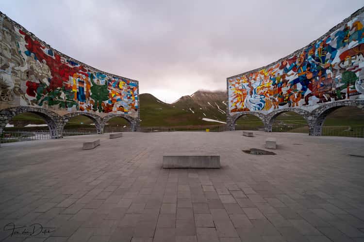 Monument der Russisch-Georgisch Freundschaft, Denkmal