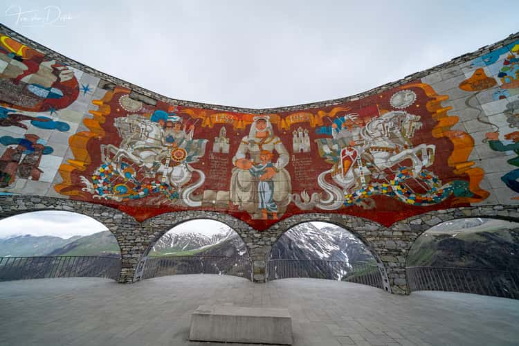 Monument der Russisch-Georgisch Freundschaft, Denkmal