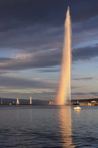 Jet d'eau aux couleurs de l'arc-en-ciel