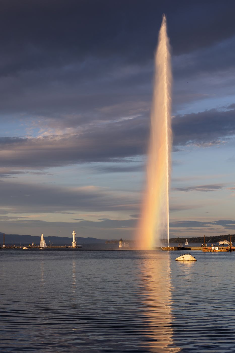 Jet d'eau aux couleurs de l'arc-en-ciel, Switzerland