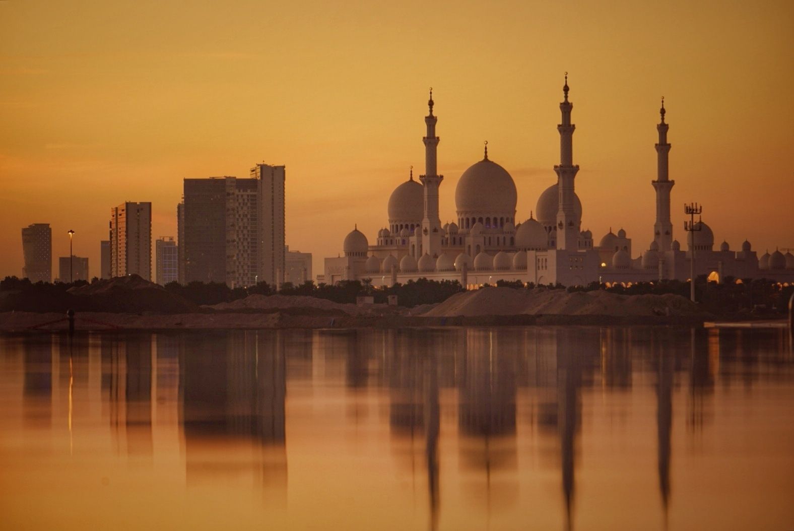 Sheikh Zayed Mosque from far away, Abu Dhabi, United Arab Emirates