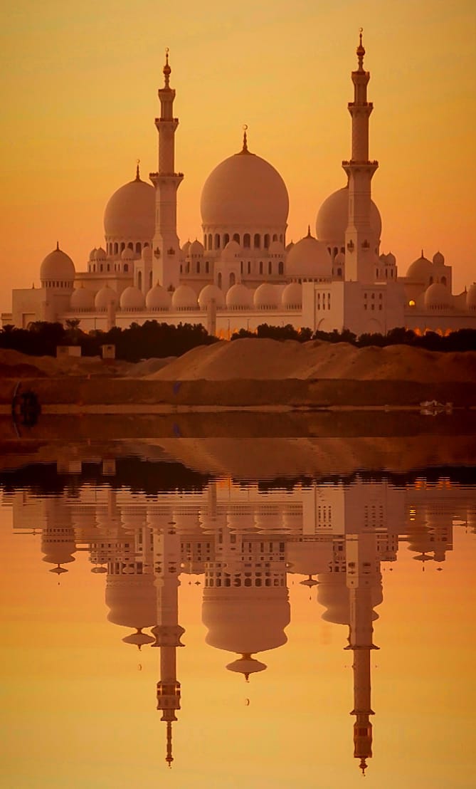 Sheikh Zayed Mosque from far away, Abu Dhabi, United Arab Emirates