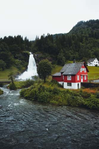 Steinsdalsfossen and red cabin
