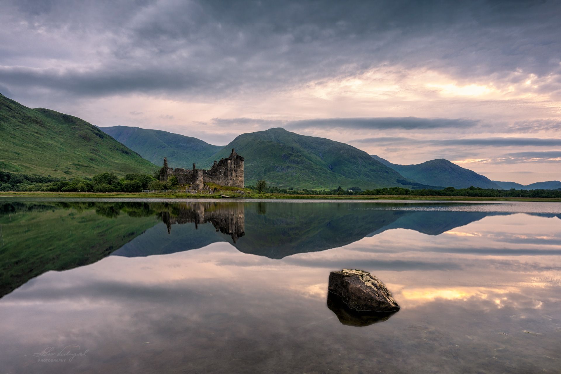 Rocks Kilchurn Castle, Loch Awe, Scotland, United Kingdom