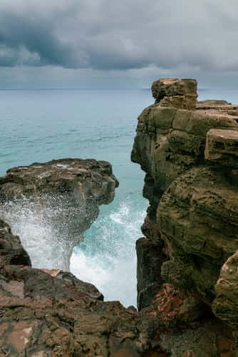 Crying rock with man face. Roche qui pleure