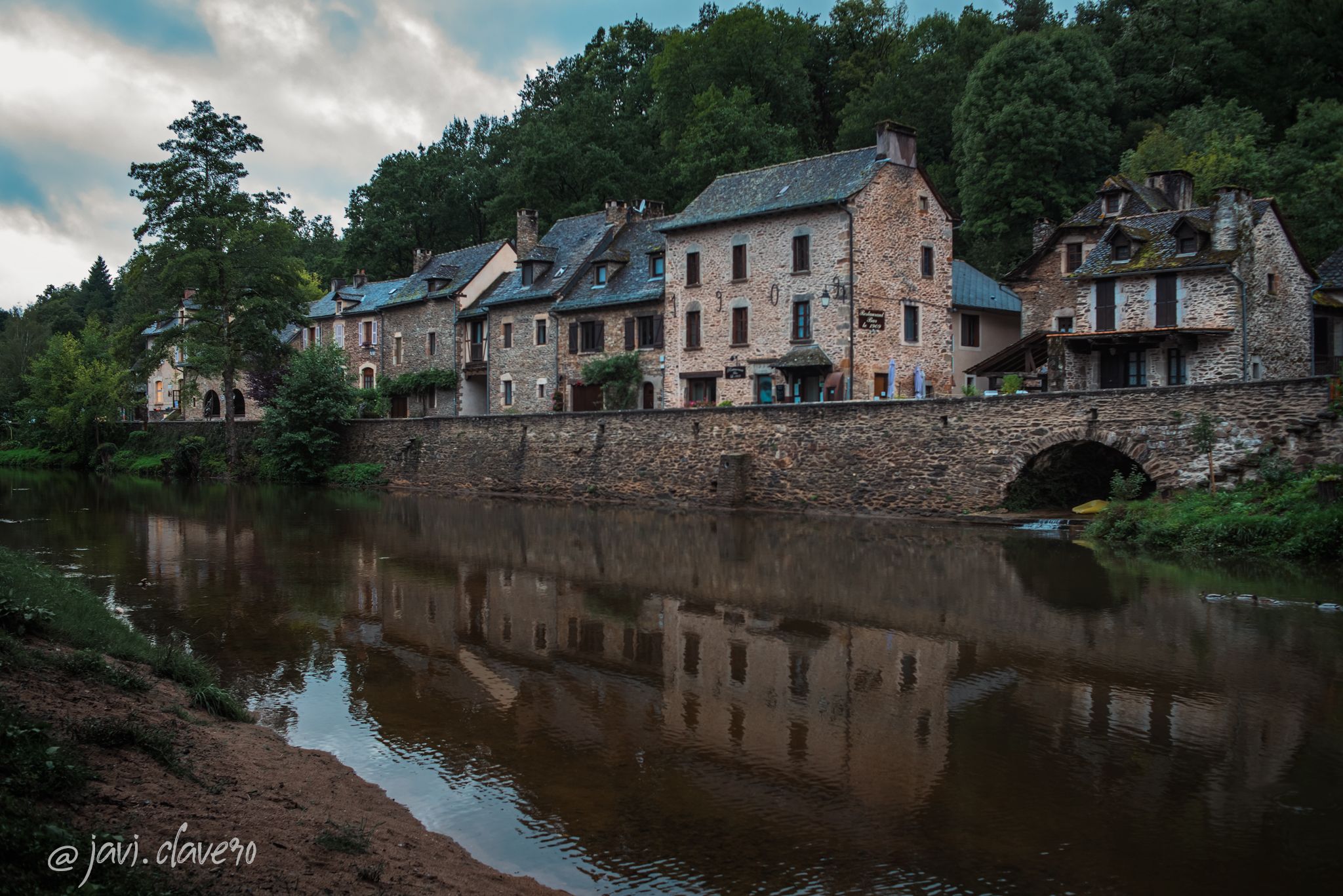 River and Pont medieval in Belcastel, France