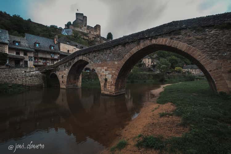 River and Pont medieval in Belcastel