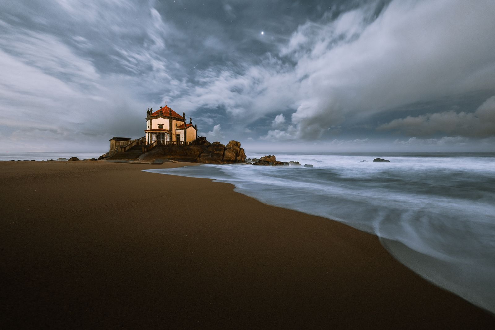 Senhor da Pedra - White lines, Portugal