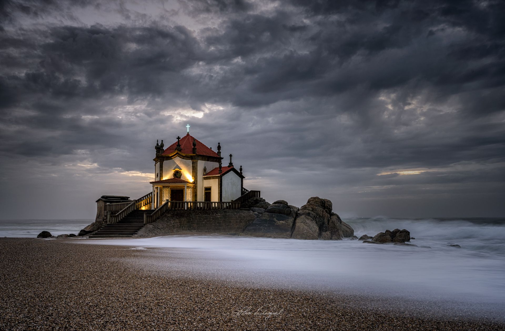 Senhor da Pedra - White lines, Portugal