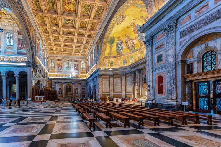 The main nave of St. Paul in front of the walls