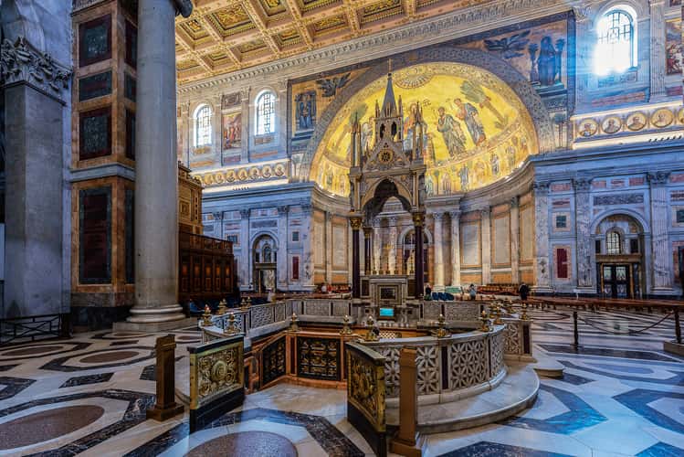 The main nave of St. Paul in front of the walls
