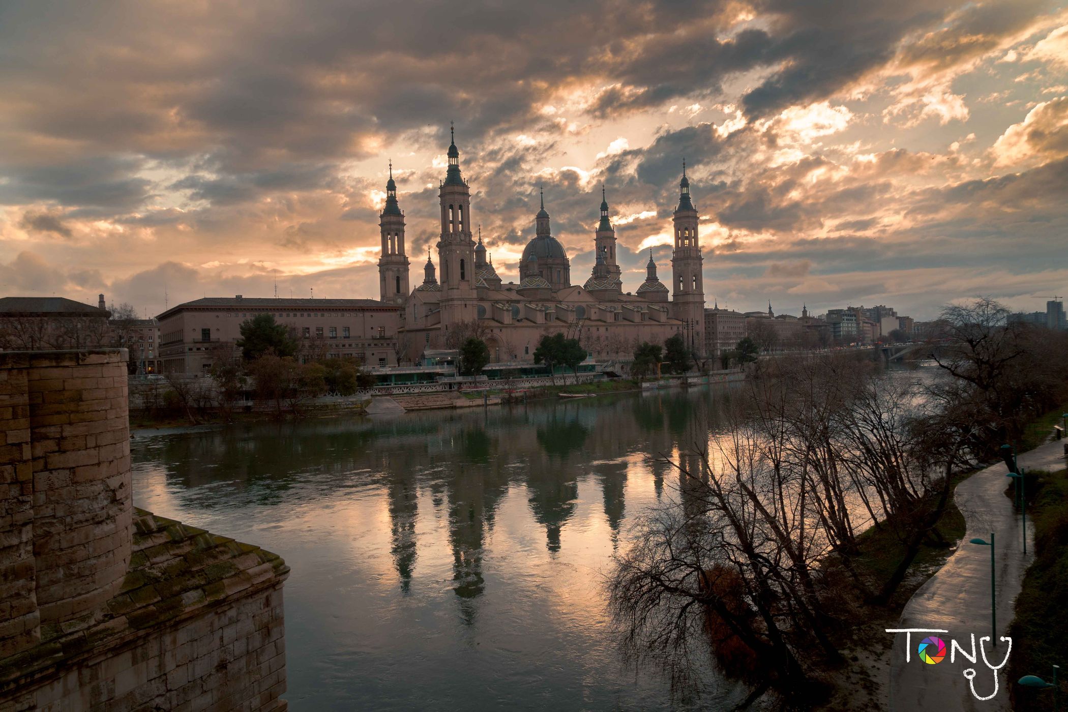 Basilica del Pilar from the Zaragoza´s Stone Bridge, Spain