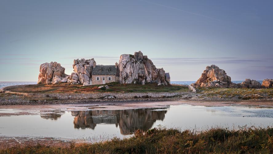 Plougrescant, Le Gouffre - The house between two rocks