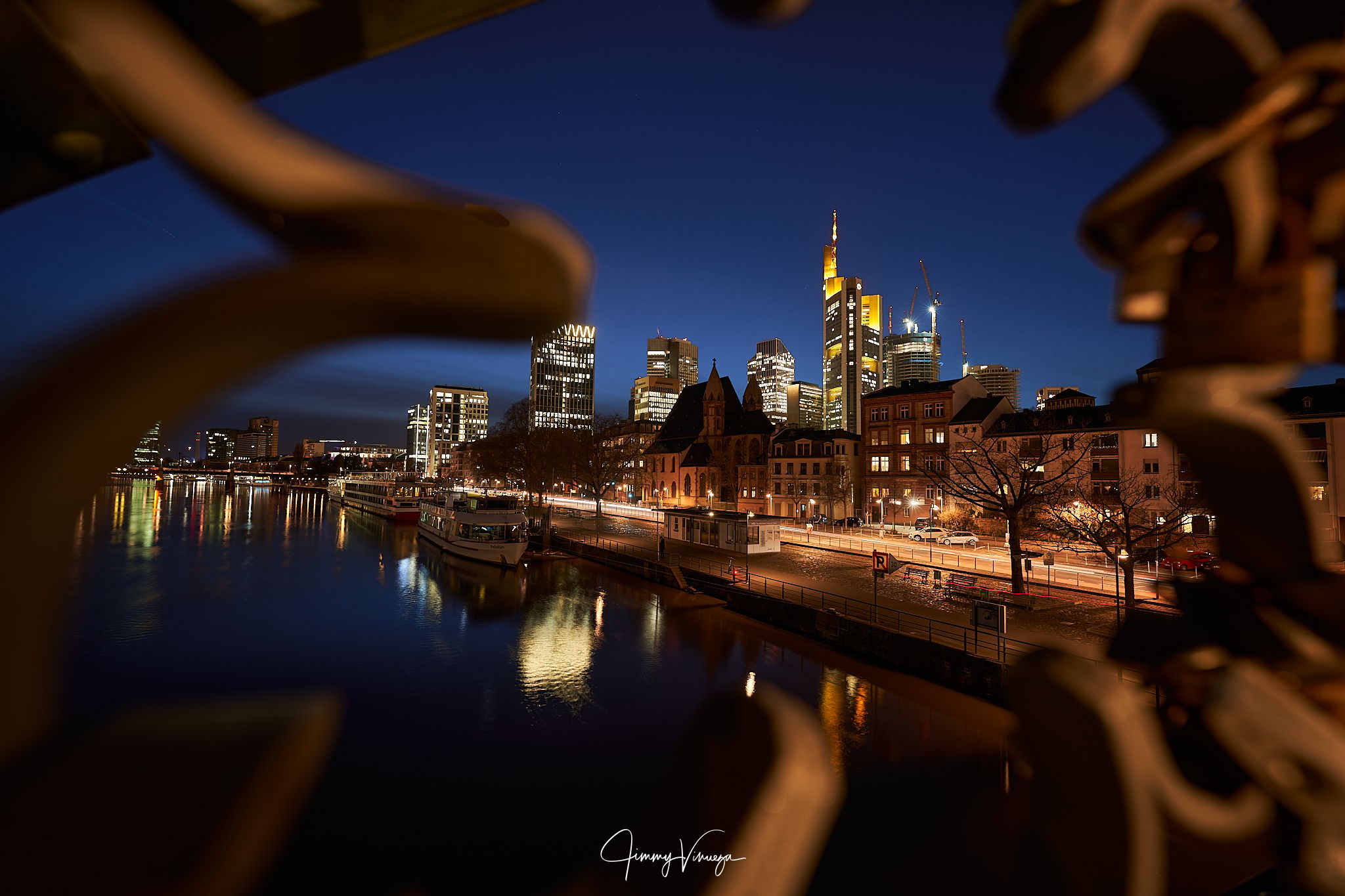 Eiserner Steg, Frankfurt Skyline, Germany