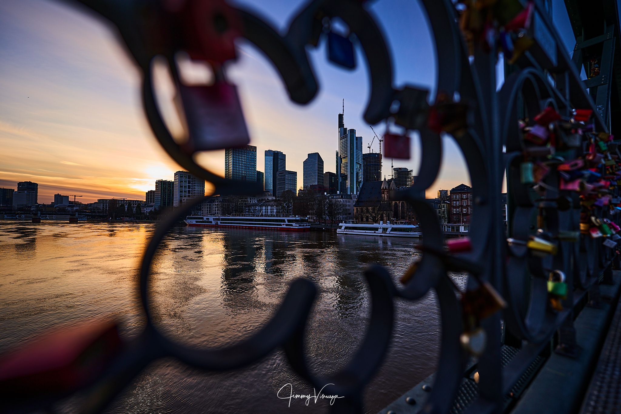 Eiserner Steg, Frankfurt Skyline, Germany
