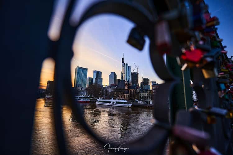 Eiserner Steg, Frankfurt Skyline
