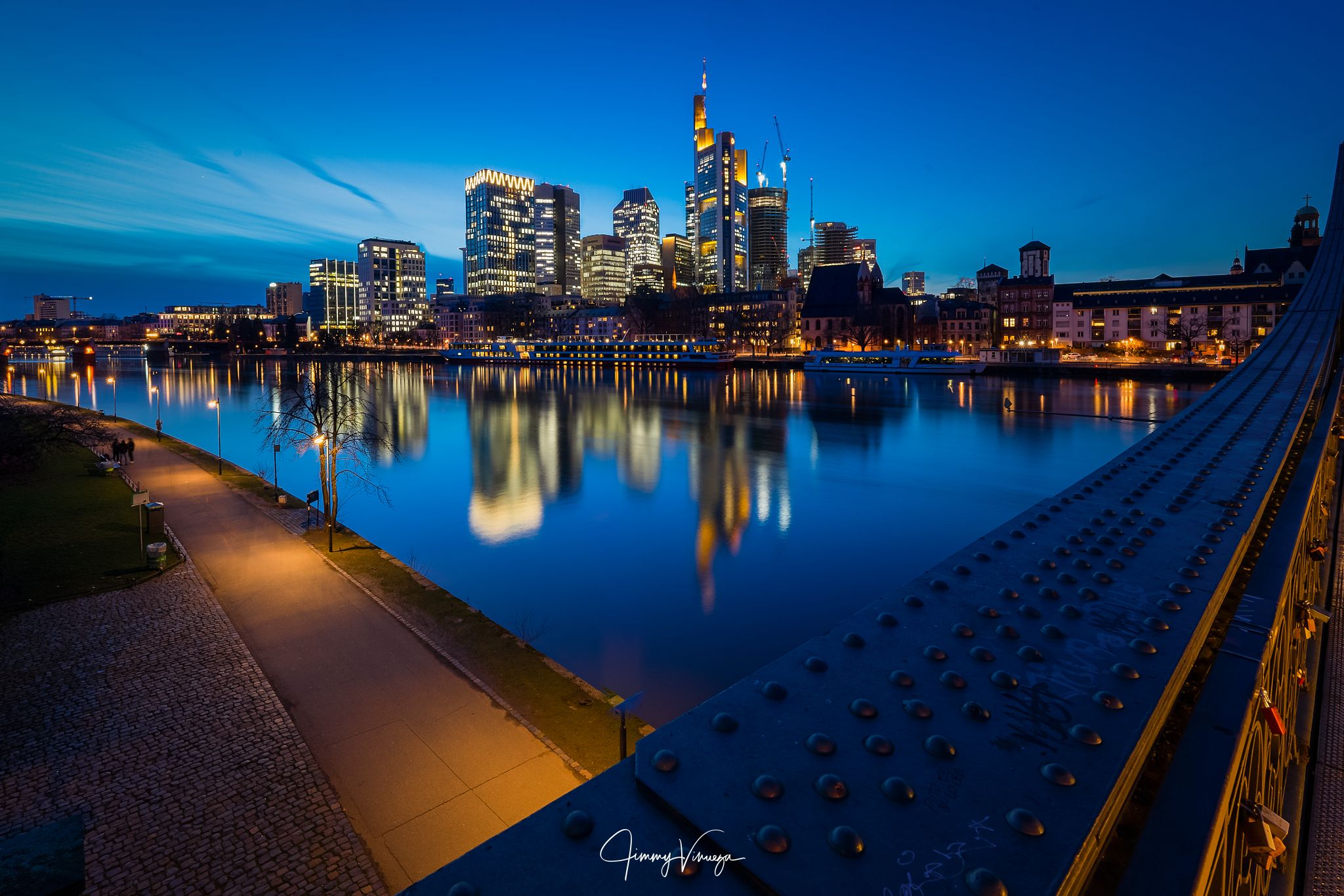 Eiserner Steg, Frankfurt Skyline, Germany